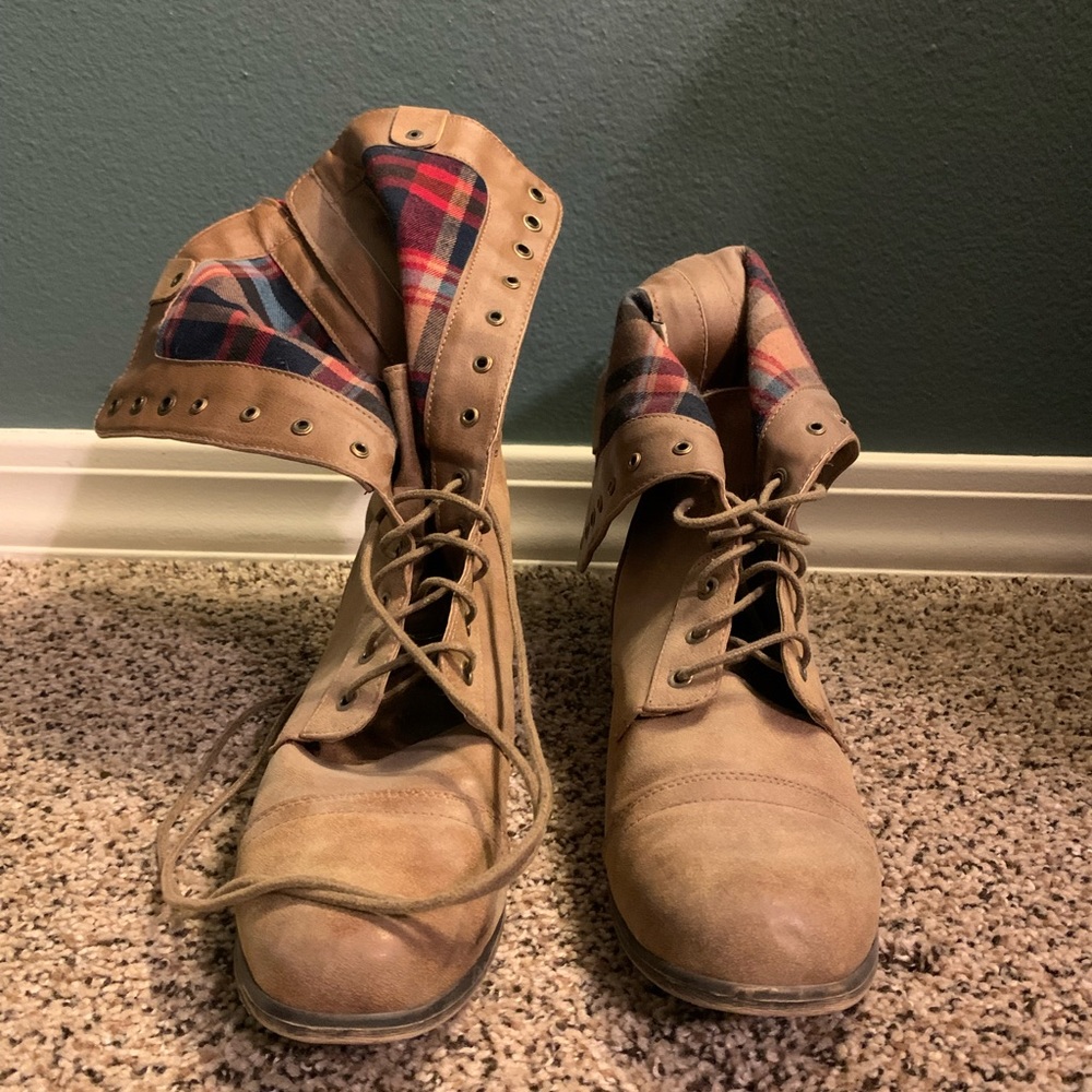 Combat boots w/ Plaid Detail